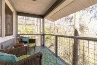 Pet-Friendly Chalet, Tucked in the Trees and only 3 Minutes to Downtown!