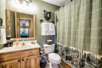 NEW! Snuggle Bear Cabin in the Heart of the Smokies! Hotels near حديقة جبال غريت سموكي الوطنية