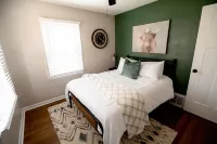 2BD, 1BA Home. 5-10 Minutes to ANYWHERE in JCMO! Hotels near Cathedral of St Joseph
