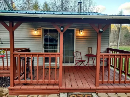 Cozy Bear Rock Cottage with hot tub Отели рядом с достопримечательностью «Lazy Days Winery»