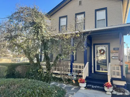 A Cozy, Homely, Fun Retreat minutes from downtown