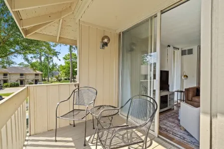 Bay Getaway, Cozy Studio Condominium in Daphne, AL - Sleeps 2 - Near Interstate