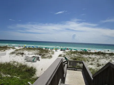 PRIVATE BEACH ACCESS!! Cozy 1st floor 1BR/1BA, Sleeps 4. Great for Families! Отели в г. Мирамар-Бич