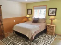 Larchwood Lodge with Lake View, Salt WaterHot Tub and Hiking Trails on 20 acres