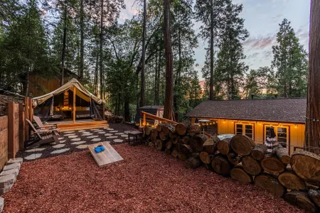 Two adjacent Summer Cabins w/ hot tub and glamping - sleeps 20 Отели в г. Твейн Харт