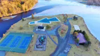 Lake access/Arcade/Hot Tub and A/C! The best Pocono community- book now!