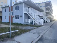 Cozy Ocean-Block and Centrally Located Condo with a Balcony Hotels in 