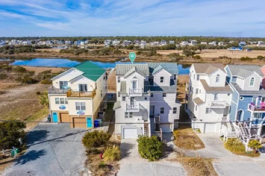 BEACH PLEASE! Amazing Ocean and Sound Views with Easy Beach Access! Pet Friendly