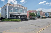 Charming 4-bedroom house steps from Pewaukee Lake Beach, shops & restaurants