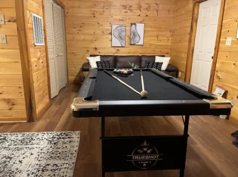 Cozy Cabin located close to Shenandoah National Park, Wineries, and Breweries.