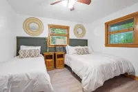 Boho Decor, Quiet, Wooded Lot, Flexible Cancellation Policy