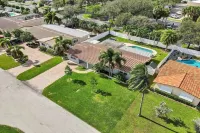 4BR Modern HTD Pool Jacuzzi 1.5 Miles to the Beach