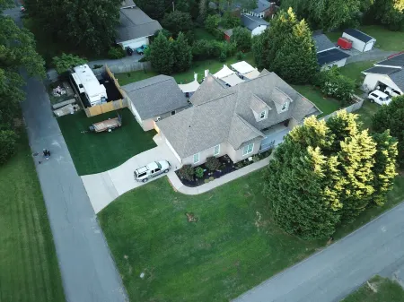 EXCLUSIVE LARGE 2 BEDROOM SUITE W/THEATER ROOM + KITCHEN