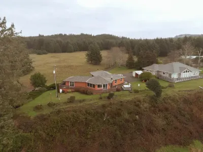 Secluded, Bayfront Escape, Luxury Hot Tub, EV Charger, King Beds, Pets OK Hotels near 4175 N Hwy 101