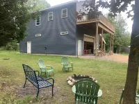 Spacious 2 br cottage with expansive deck, firepit, hammocks, and more!