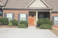 Luxury Town Home Close to Everything Hotels near Publix Super Market at Mouse Creek
