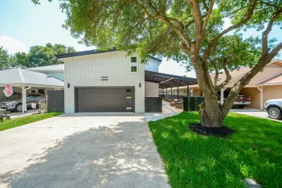 Luxury Lakefront Home with Boat dock and Kayaks Hotel dekat Cruisin Tikis Lake Conroe