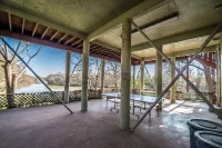 AMAZING LOG TREEHOUSE CABIN ON THE COLORADO RIVER