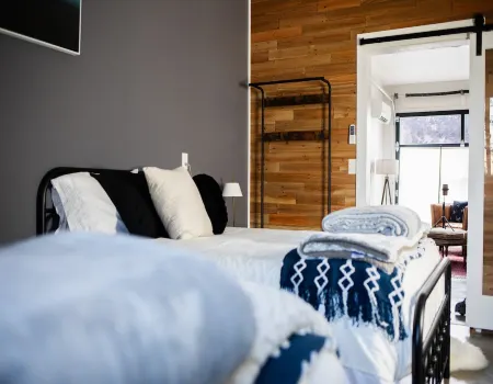 Cozy Suburban Suite w/ kitchenette, centrally located to several attractions!