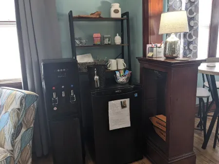 Tremont  1BR  Pet Friendly, Private w/dedicated workspace and soaking tub!