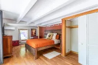 The Charming Cabin Hottub*Gym*Firepit (Pet-friendly)