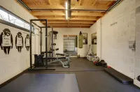 High spec, 4 bed family eco-home w/private gym & tennis courts in Lincolnshire.