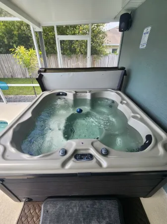 Relaxing Pool Home with spacious parking, close to Flagler Beach & Daytona