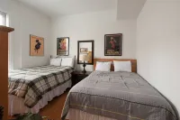 Stone Mansion Sleeps 10-20 Free Parking Near Lake, Red Line and Wrigley