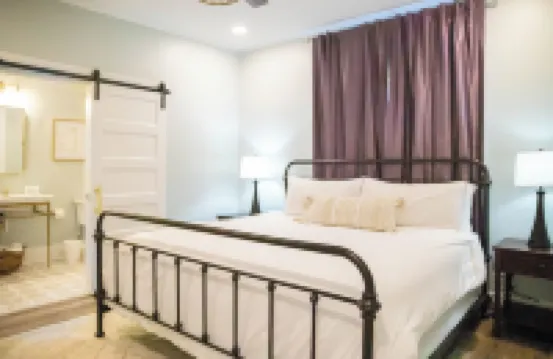 The Vincent B - on Government St! Walk to Restaurants, Bars & Shopping!