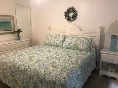 Ocean View, King Bed, Sleeps 5