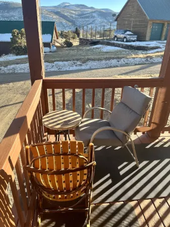 South Fork Shangri-La! Quiet and clean retreat steps from the National Forest!