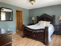 Beautiful Wiscasset Home 5 AC units, sleeps 16 and HOT TUB Hotels near North Of The Border
