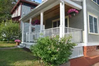 The Carriage House  Sleeps 4. Downtown Bayfield! Walk to everything! Hotels near Halvor Reiten Park and Public Beach