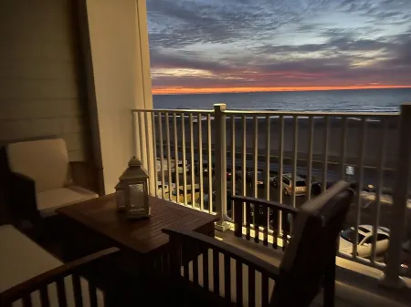 Summer Bliss in Our Hampton Beach Oceanfront 2Br Condo Awaits! Отели рядом с достопримечательностью «Casino Ballroom»