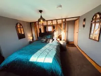 Rustic and Quirky Comfortable Cottage with Hot Tub Hotels near Bluecaps secure dog walking field