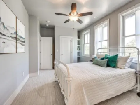 Carlton Landing. Large lakeview family home. Close to pool, pickleball & tennis!