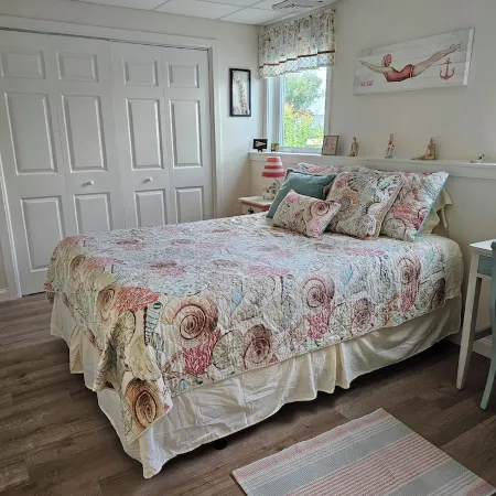 Guest Suite, 1 Bedroom, Living Room, Dining Area, Shower, Off Street Parking