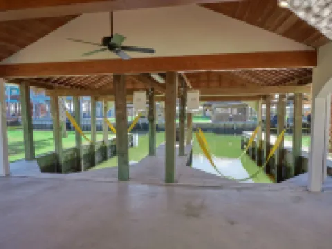 BEAUTIFUL WATERFRONT HOME WITH BOATHOUSE AND HUGE PORCHES! Hotels in Hackberry