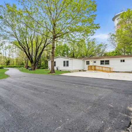 Secluded Home "Behind The Vines SLEEPS 22 on over an acre!