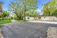 Secluded Home "Behind The Vines SLEEPS 22 on over an acre!