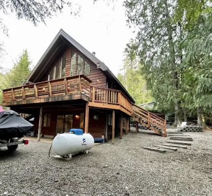 Luxurious Cabin Style Lake House walking distance to Lake Cushman Hotels in Mason County