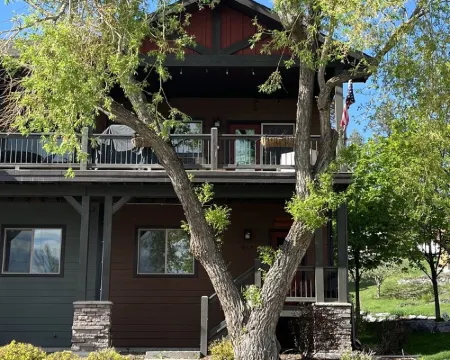 Lakeview Cabin Condo with Balcony Hot Tub Hotels in Bigfork