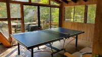 Innsbrook Falls Hideaway - Roomy lakefront Chalet w/ spacious deck & firepit