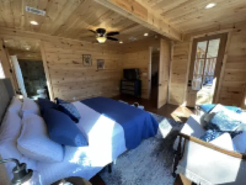 Beautiful rustic cabin on the shores of Greer's Ferry Lake