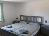 Moderne Ferienwohnung mit Großem Außenbereich, Familien- und Haustierfreundlich Hotels in Struppen