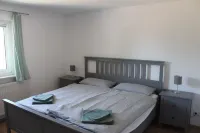 Moderne Ferienwohnung mit Großem Außenbereich, Familien- und Haustierfreundlich Hotels in Struppen