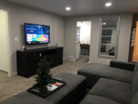 Skots Villa Upper East. Centrally Located Near Sanford Medical Center & Midco.