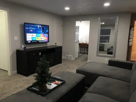 Skots Villa Upper East. Centrally Located Near Sanford Medical Center & Midco. Отели рядом с достопримечательностью «Университет Су-Фолс»