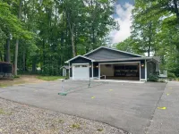 Serene Lakehouse - Private Beach, Kayaks, Pickleball, various games, and near TC
