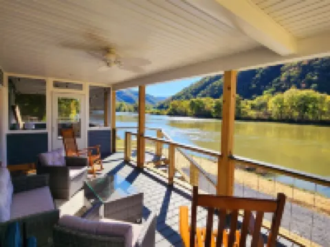 Delightful 3-Bedroom Home on the New River Hotels in Summers County